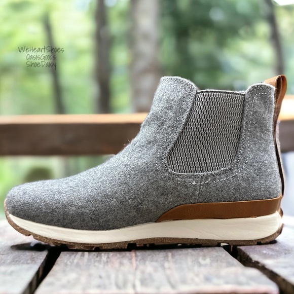 NIB BOC Born Kara Faux Wool Ankle Chelsea Boots Booties Grey Pull On - Picture 7 of 14